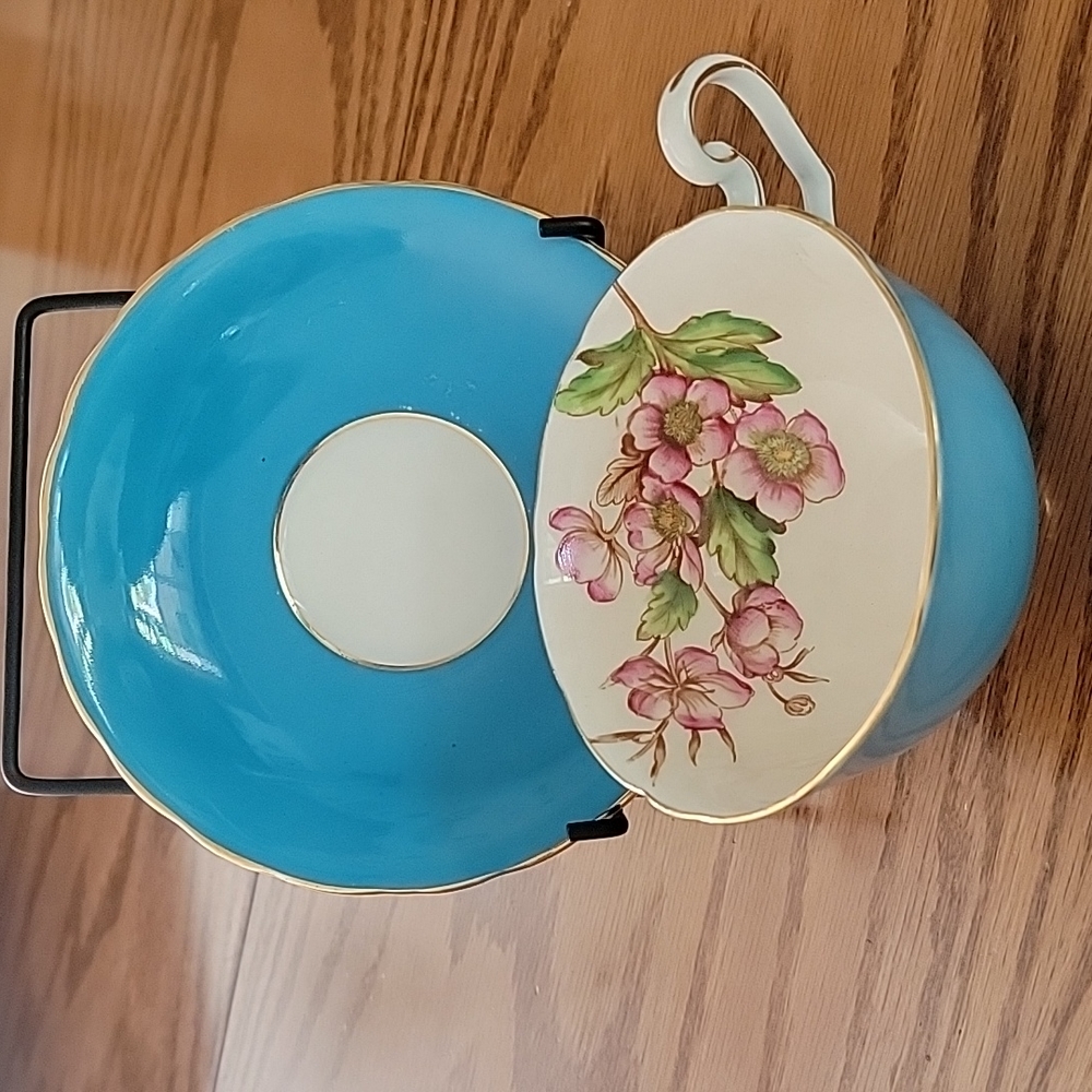 🍃 C&E Victoria Bone China Buttercup teacup & saucer set